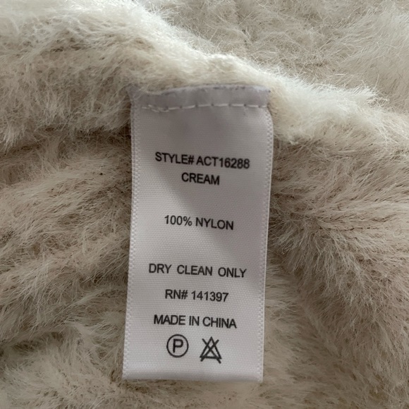 ASTR the Label V-Neck Faux Wrap Veda Cropped Fuzzy Sweater Small - Picture 7 of 7